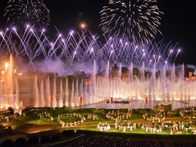 La France en circuit, spectacle du Puy du Fou \u0026 croisière fluviale sur la Seine 
