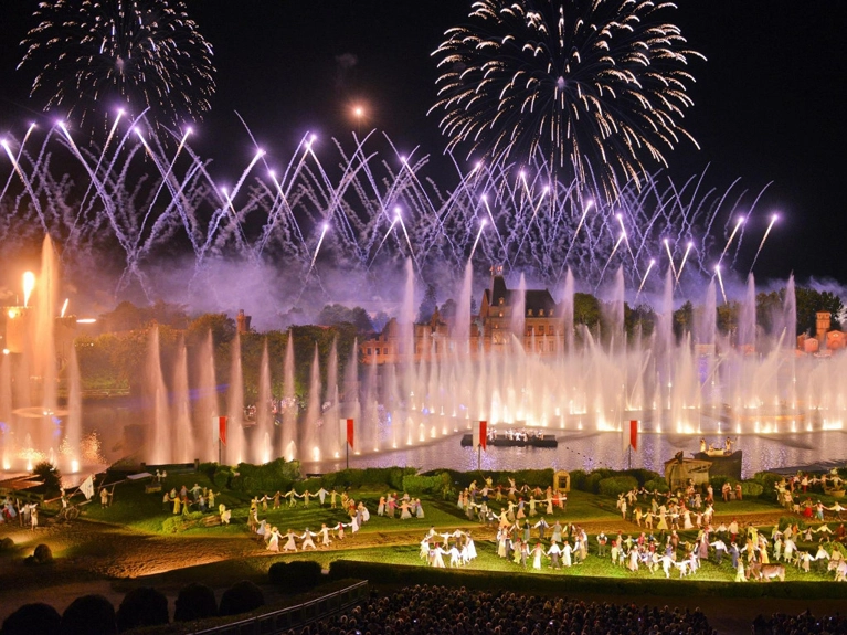La France en circuit, spectacle du Puy du Fou \u0026 croisière fluviale sur la Seine 